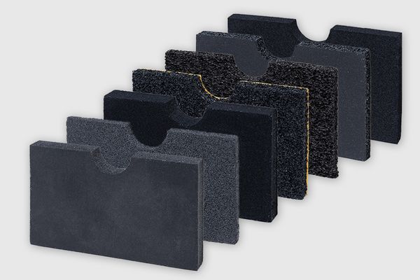 Muster verschiedener grauer und schwarzer Dichtungsprodukte