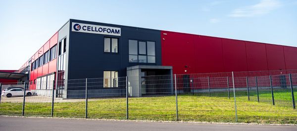rote Produktionshalle mit Büroteil