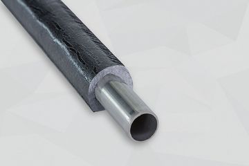 Metallrohr mit einer schwarzen Rohrisolierung von Cellofoam