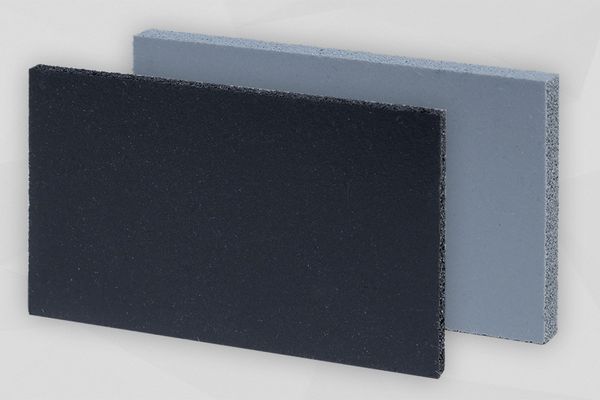 Schwarzes und graues Dichtungsprodukt stehend vor grauem Hintergrund