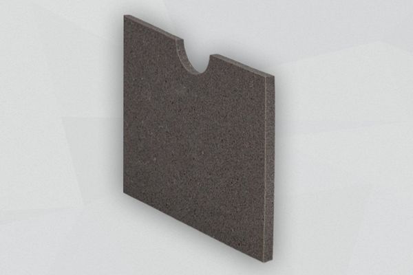 Anthrazitfarbene Platte Schwingungsisolierungen stehend