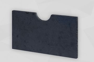 Schwarze Schwerfolie stehend vor grauem Hintergrund